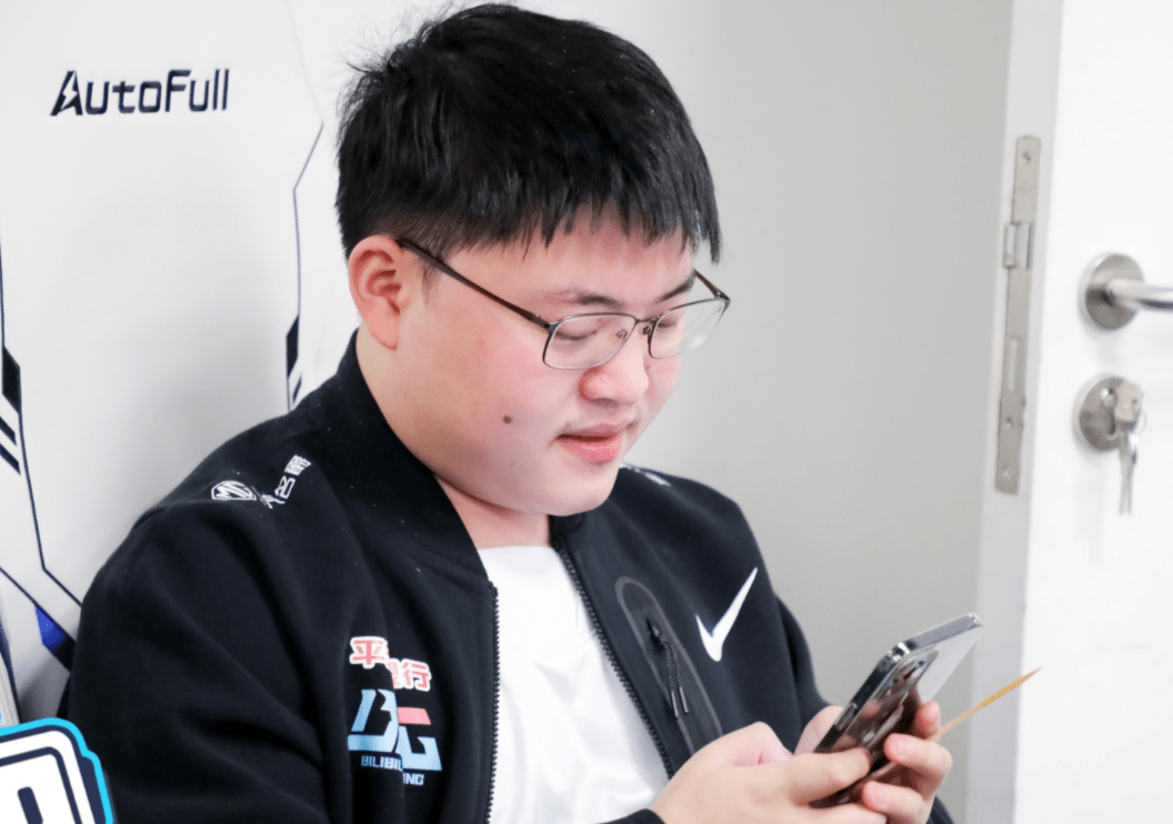 mk娱乐- 这也行？遭遇重创Uzi在G2比赛中突破纪录，今夜皇家社会主帅复盘